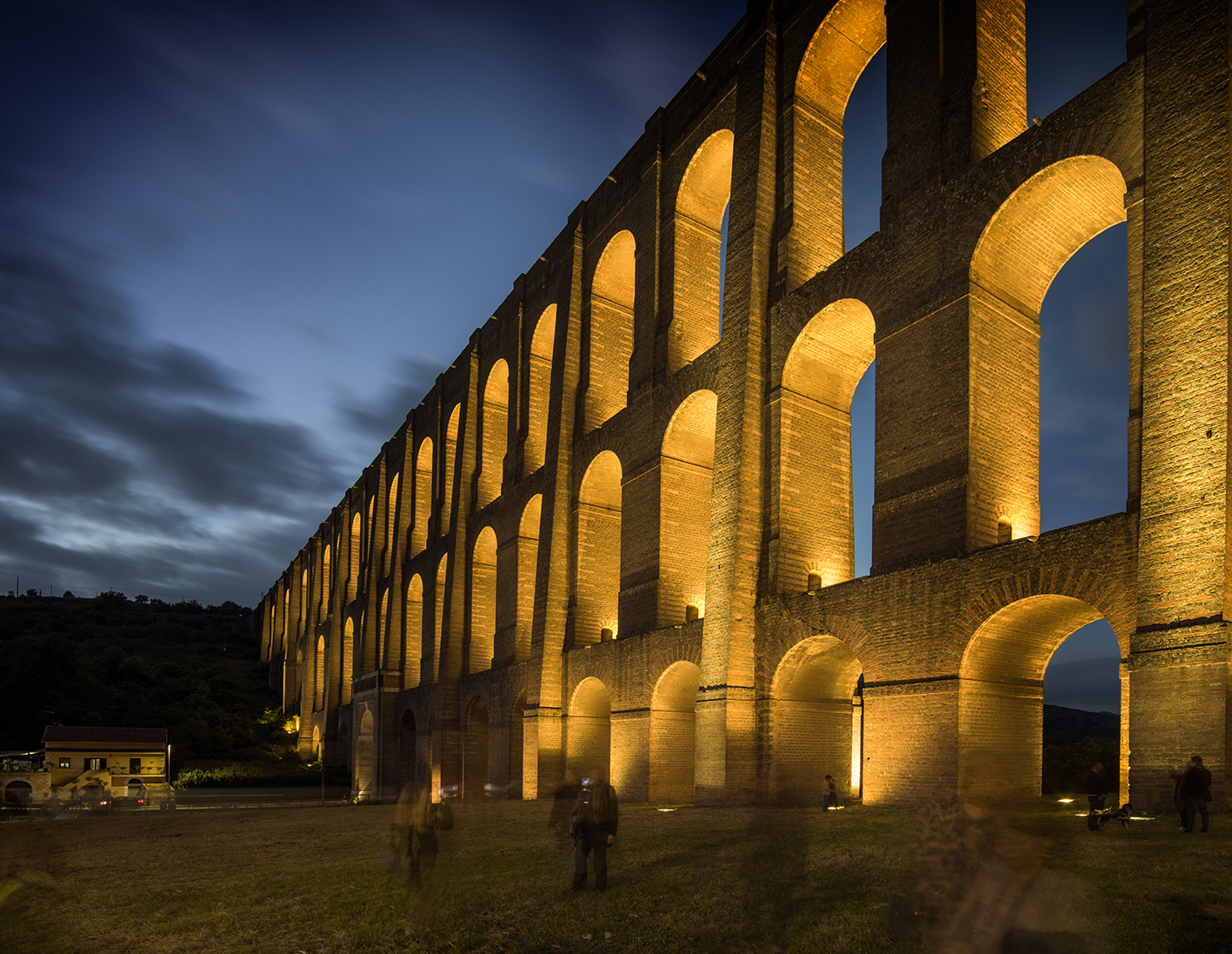 Acquedotto Carolino, conosciuto come Ponti della Valle, illuminato al tramonto
