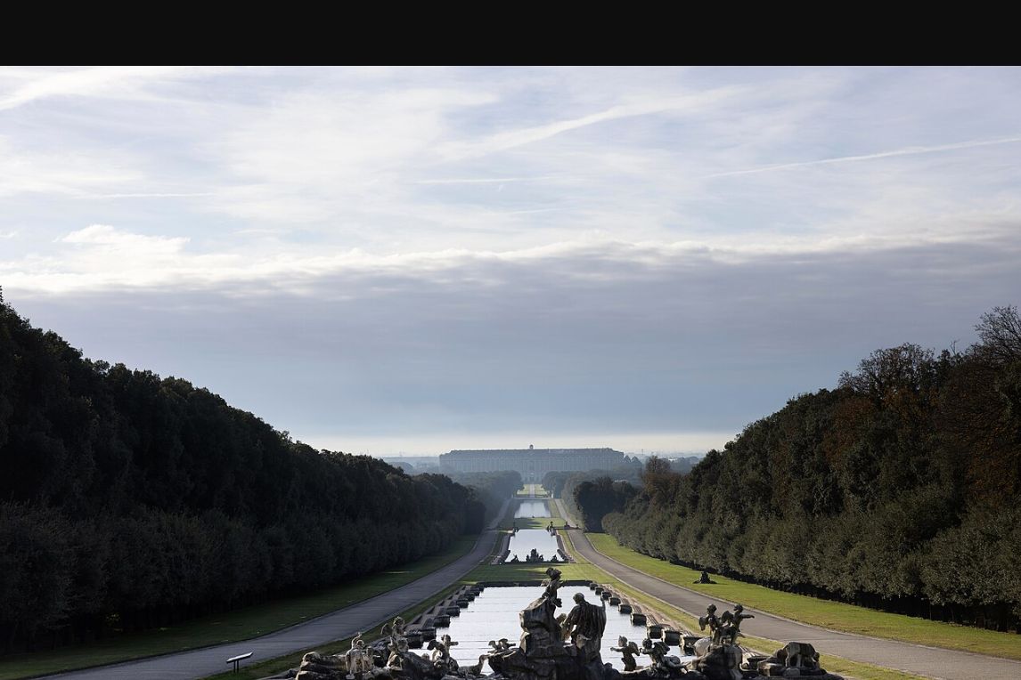 Reggia di Caserta vista dal giardino